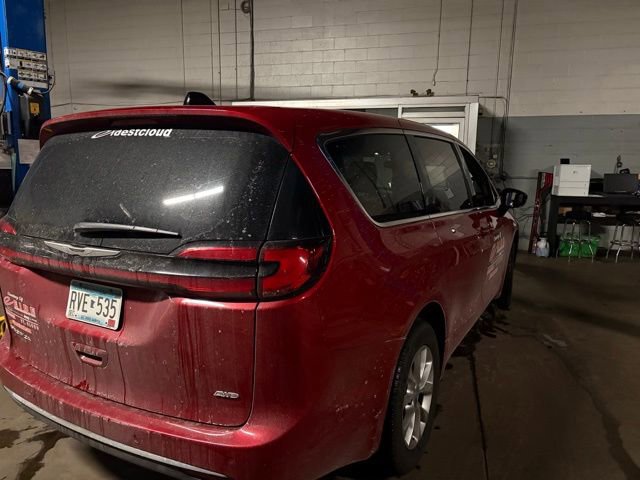 Used 2025 Chrysler Pacifica Select image 2