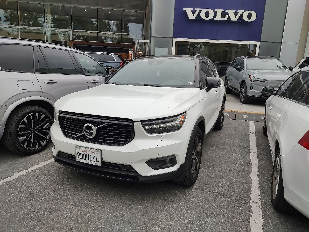 Used 2020 Volvo XC40 T5 R-Design image 1
