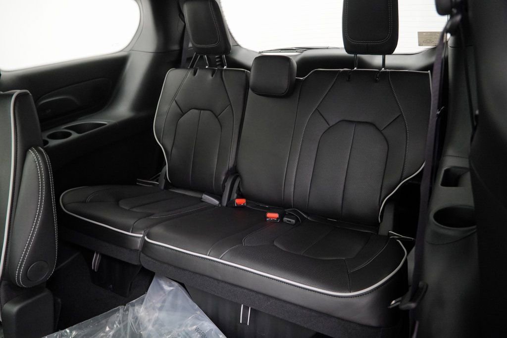 New 2026 Chrysler Pacifica Limited w/ S Appearance Package image 18