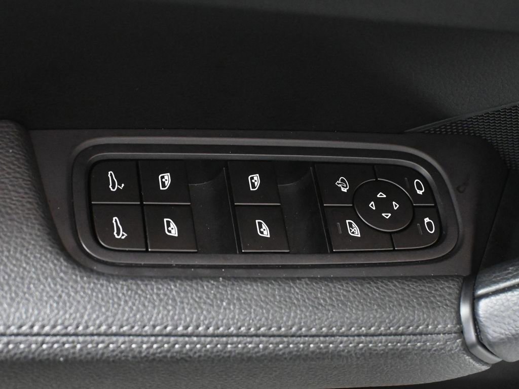 Used 2025 Porsche Cayenne image 32