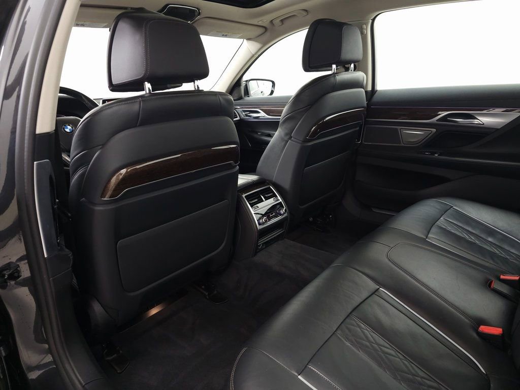 Used 2020 BMW 750i xDrive image 40