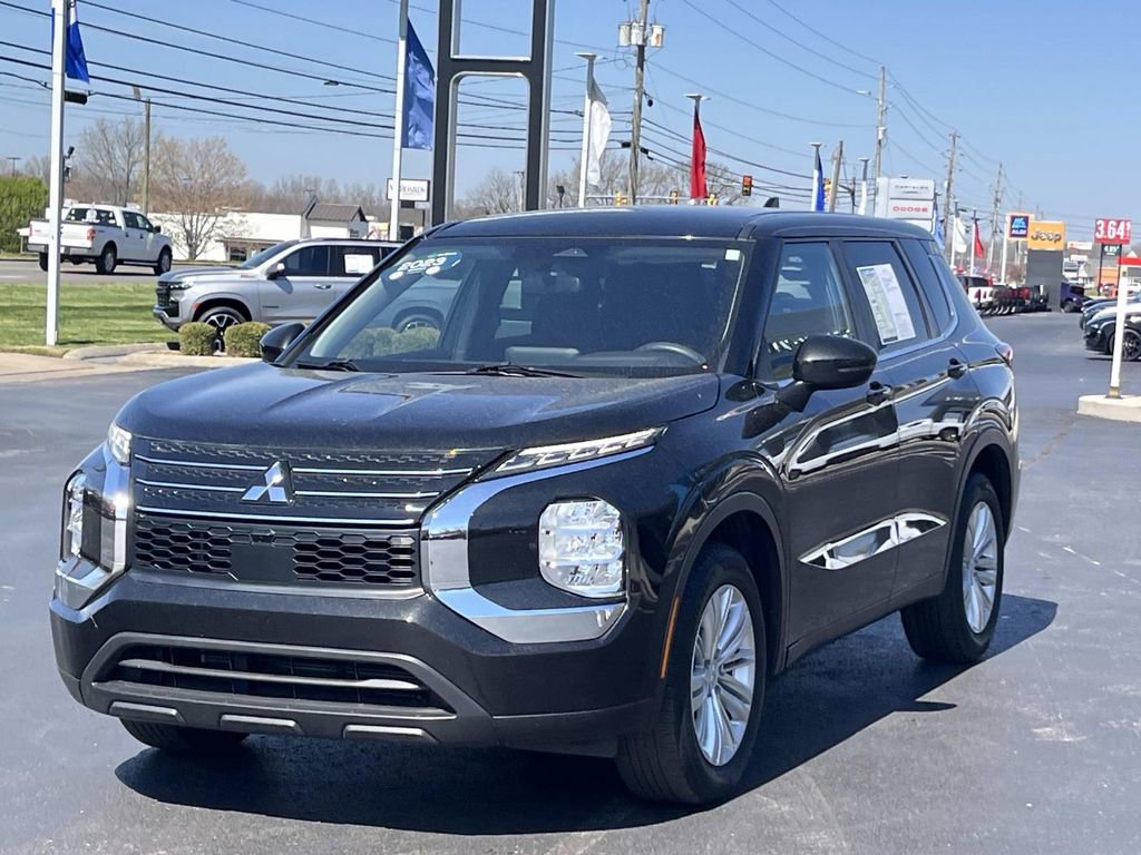 Used 2023 Mitsubishi Outlander ES image 3