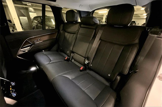 Certified 2025 Land Rover Range Rover SE image 17