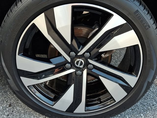 Certified 2024 Volvo XC40 B5 Plus w/ Protection Package Premier AWD/4WD image 8