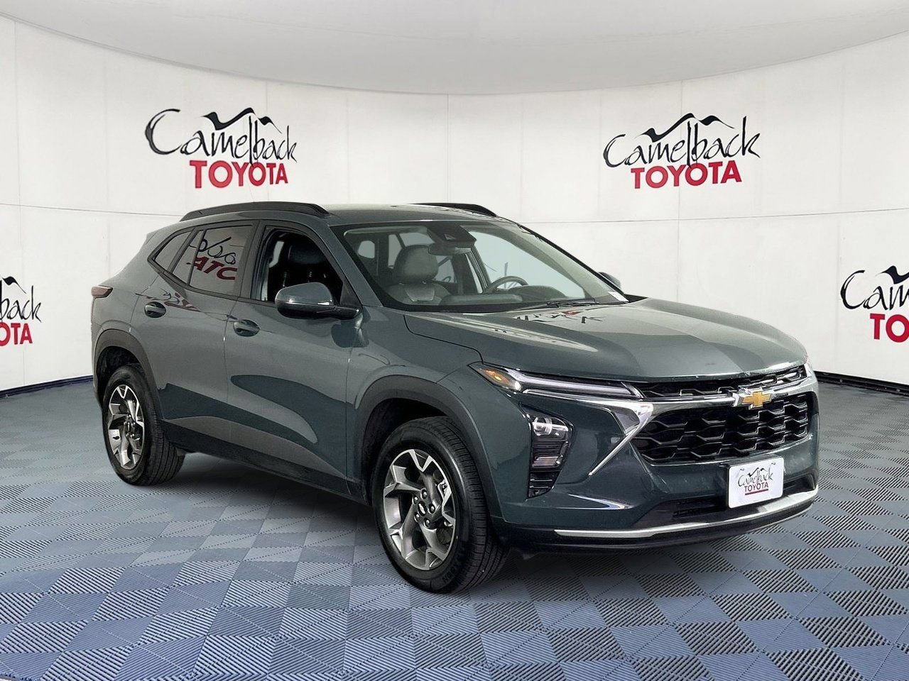 Used 2025 Chevrolet Trax LT FWD image 3