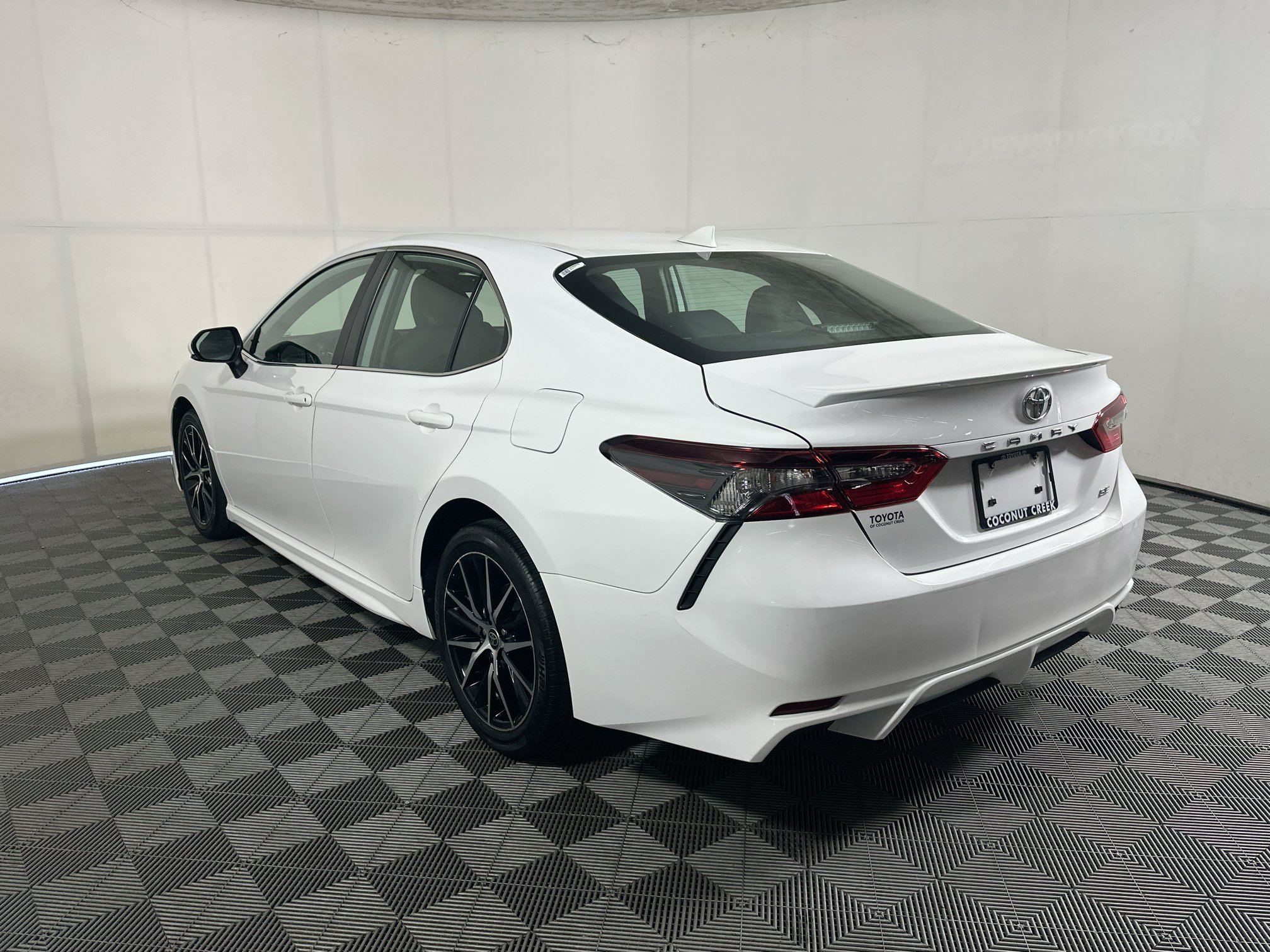 Used 2024 Toyota Camry SE w/ Convenience Package FWD image 5