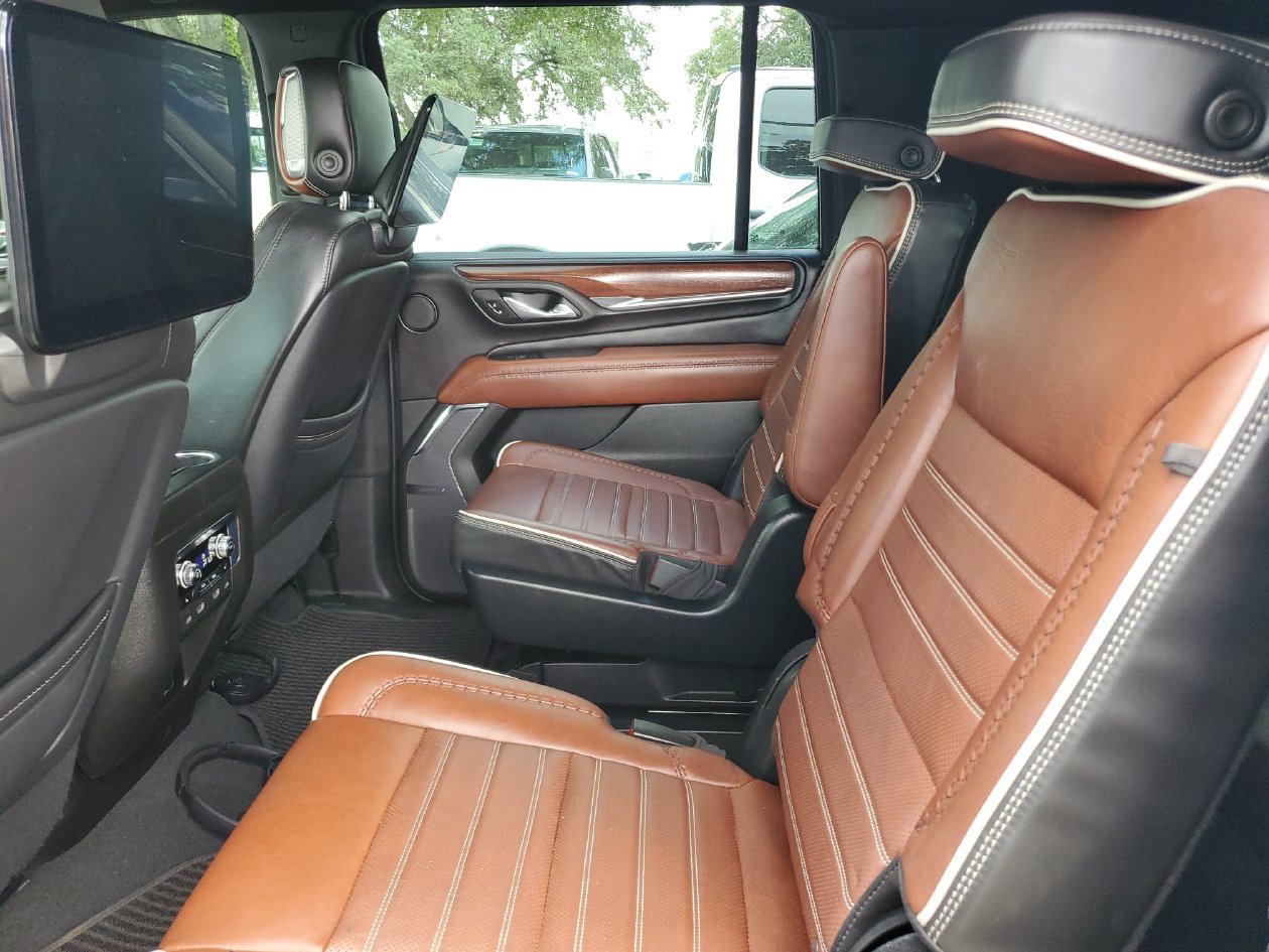 Used 2023 GMC Yukon XL Denali Ultimate AWD/4WD image 10