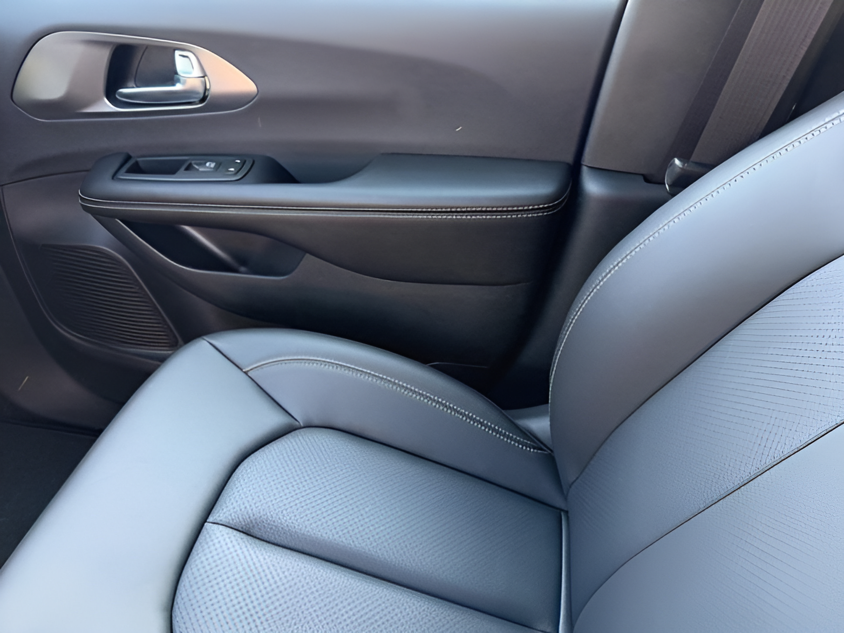 New 2026 Chrysler Pacifica Select w/ S Appearance Package FWD image 27