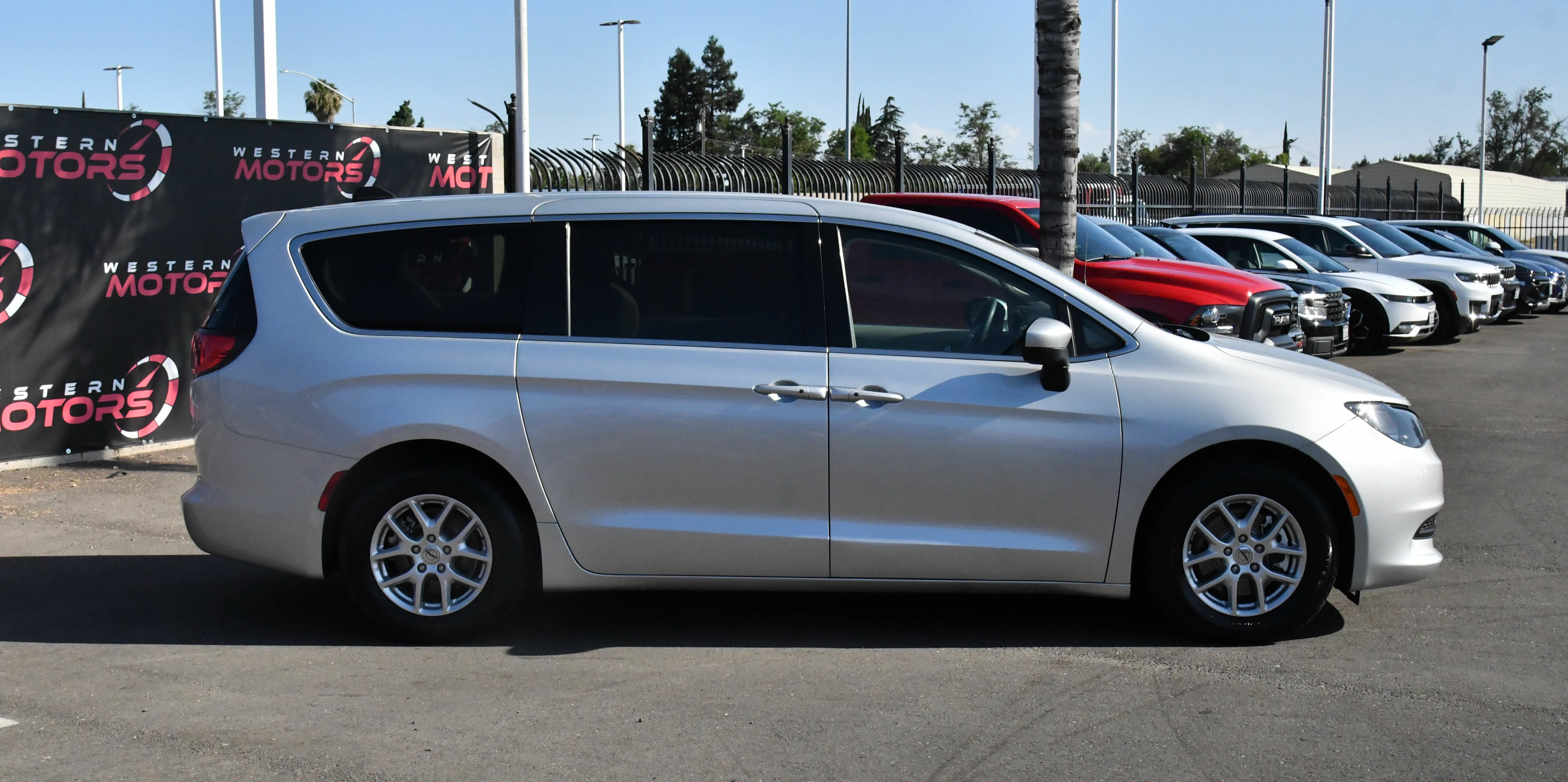 Used 2023 Chrysler Voyager LX FWD image 9