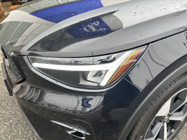 Used 2025 Volvo XC40 B5 Plus image 8