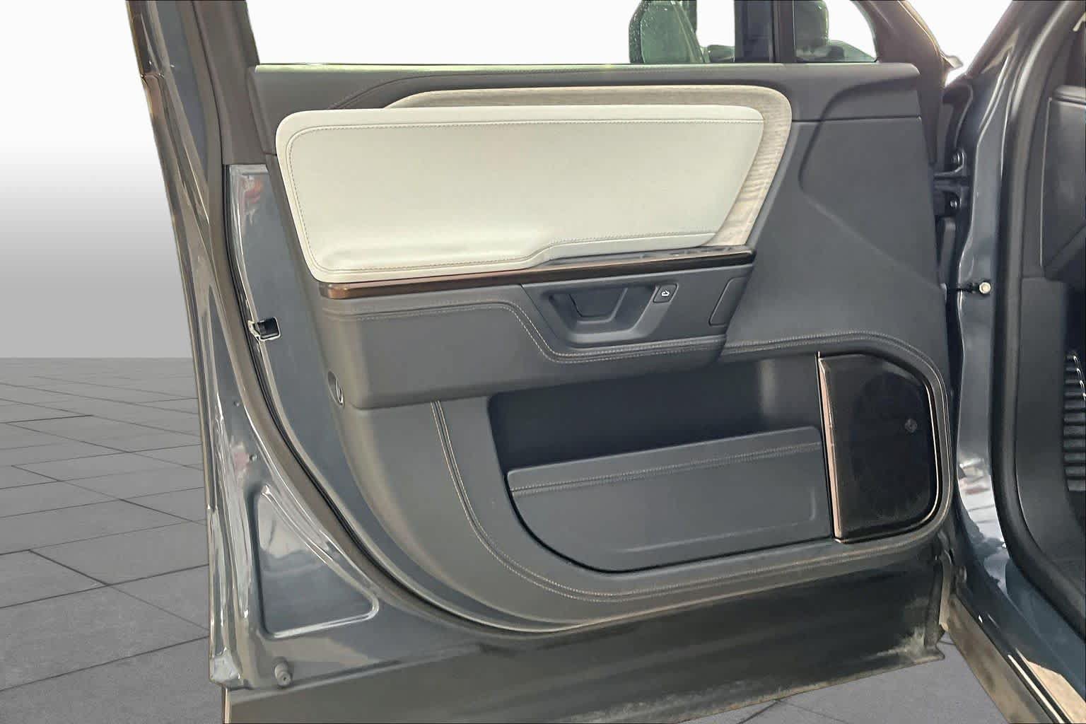 Used 2025 Rivian R1S Premium Dual AWD/4WD image 20