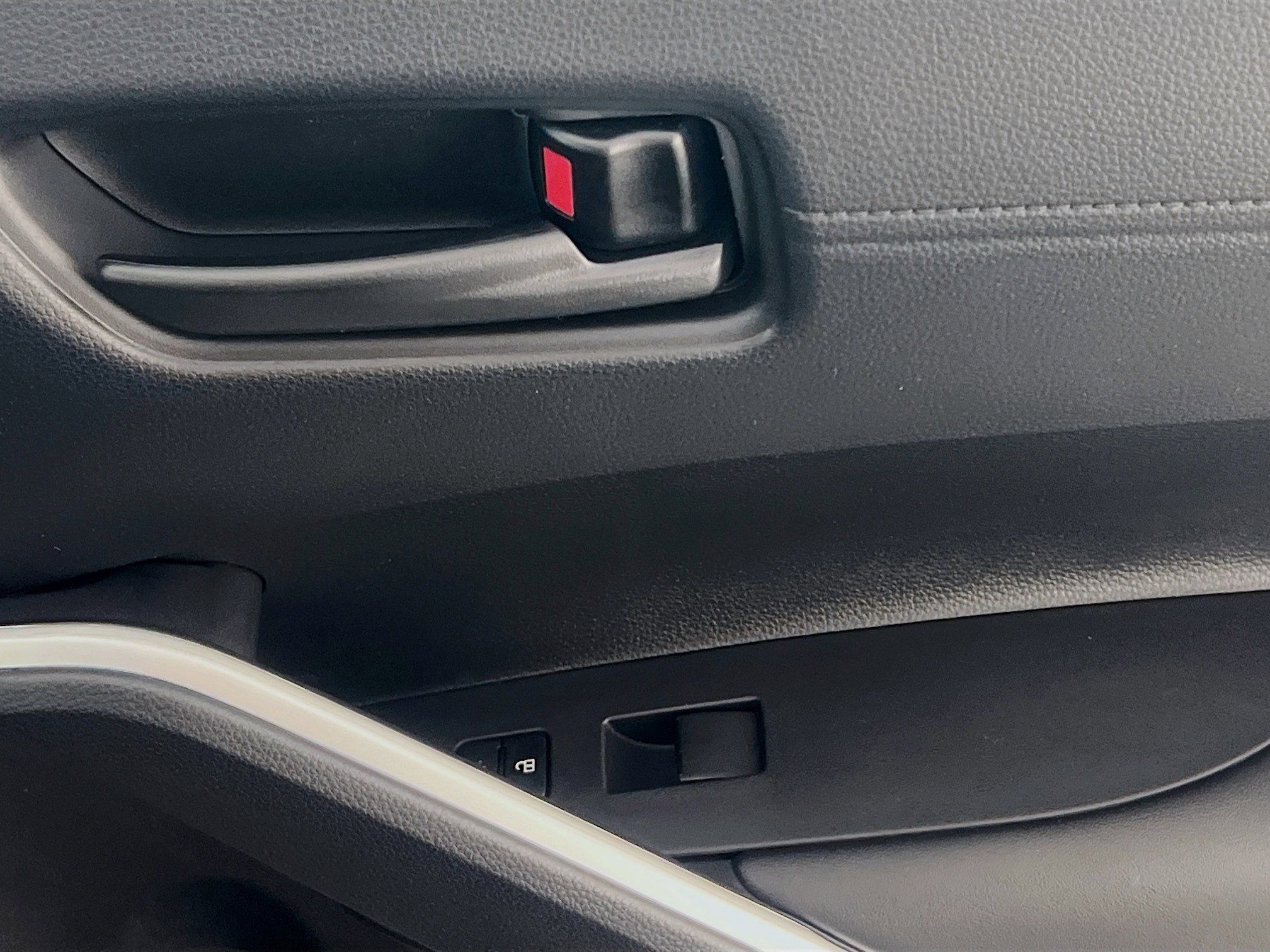 Used 2025 Toyota Corolla Cross LE image 32