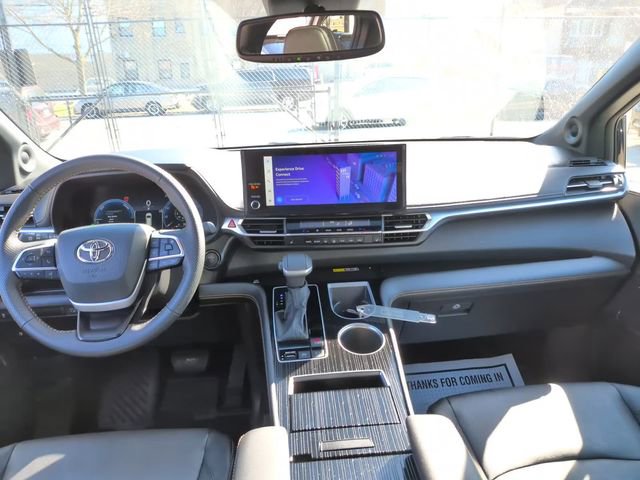 Used 2025 Toyota Sienna XLE Woodland Edition image 11