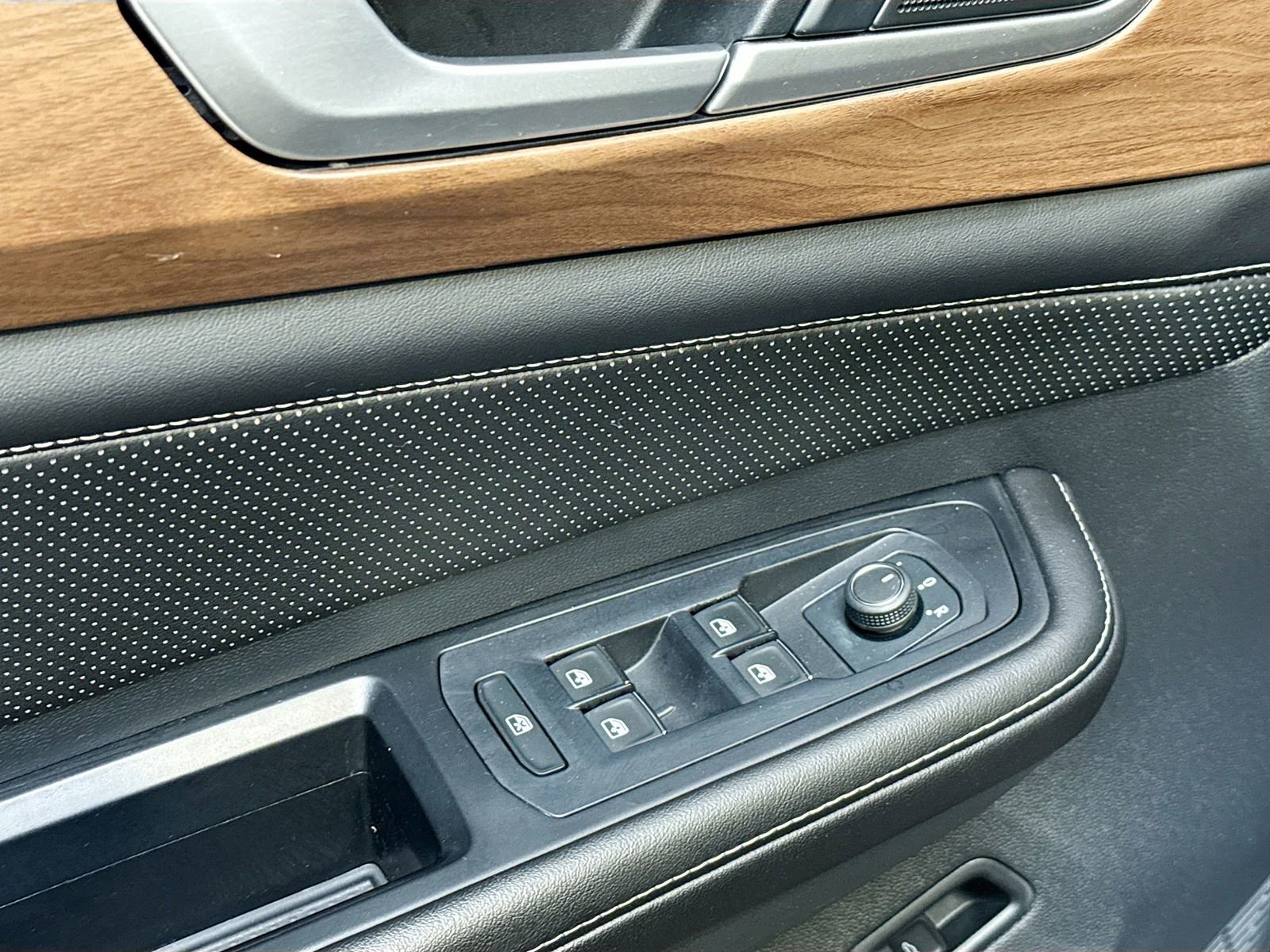 Used 2025 Volkswagen Atlas SE image 19