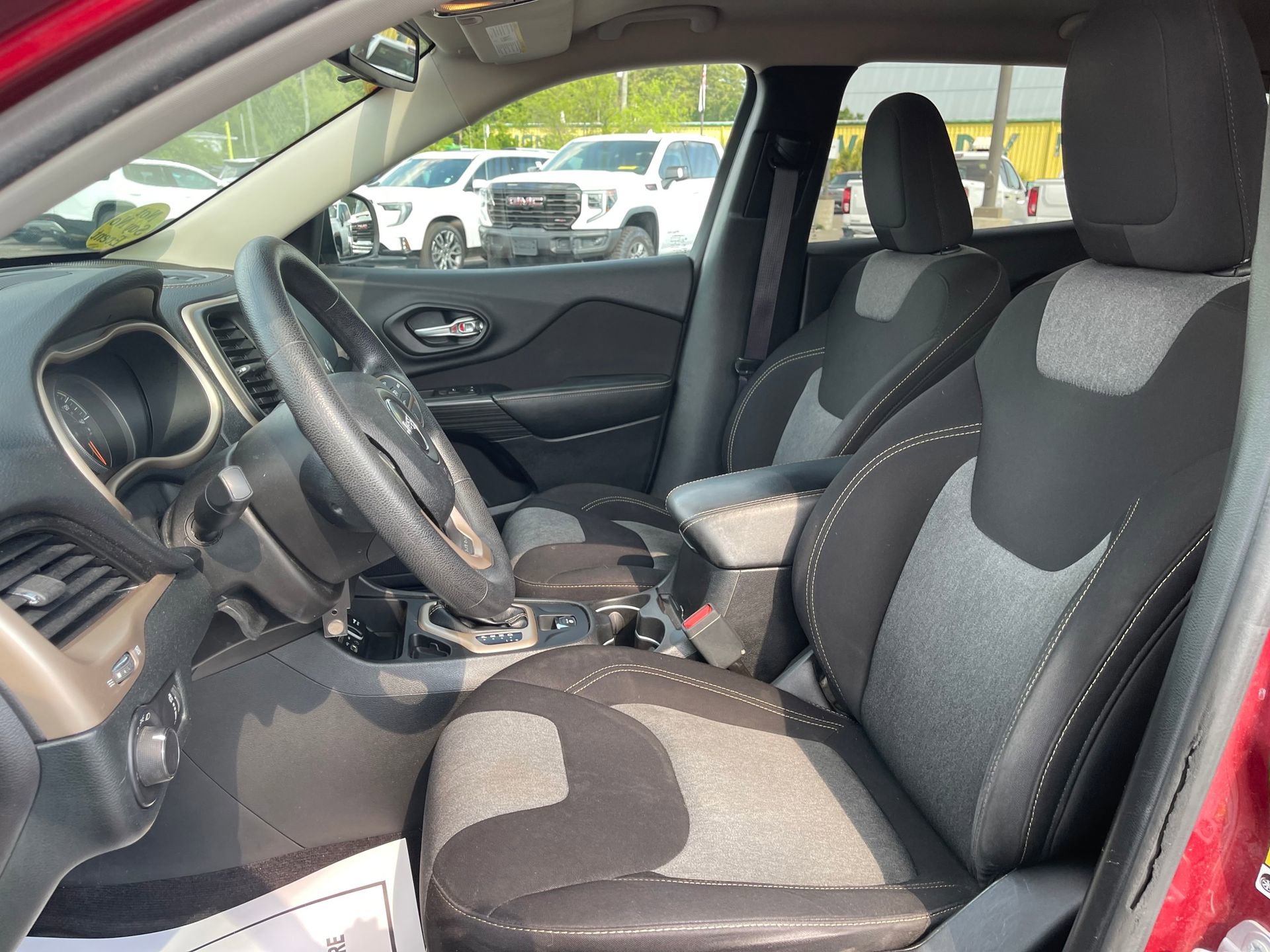 Used 2017 Jeep Cherokee Sport FWD image 13