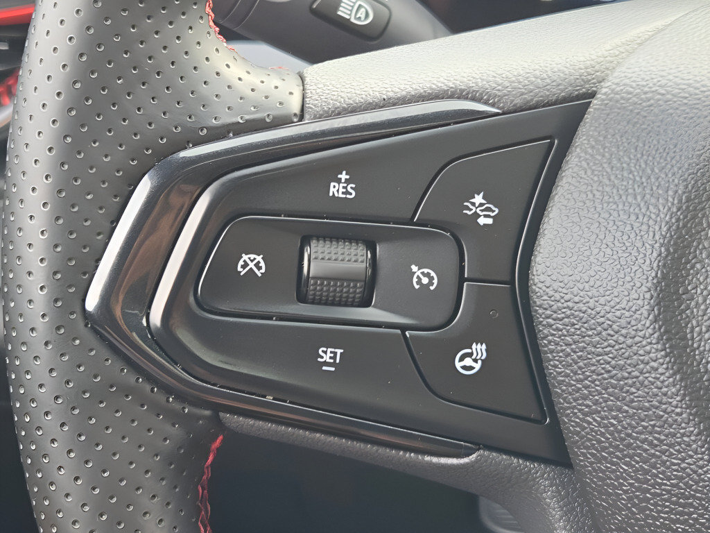 Used 2025 Chevrolet Trax RS w/ Sunroof Package FWD image 35
