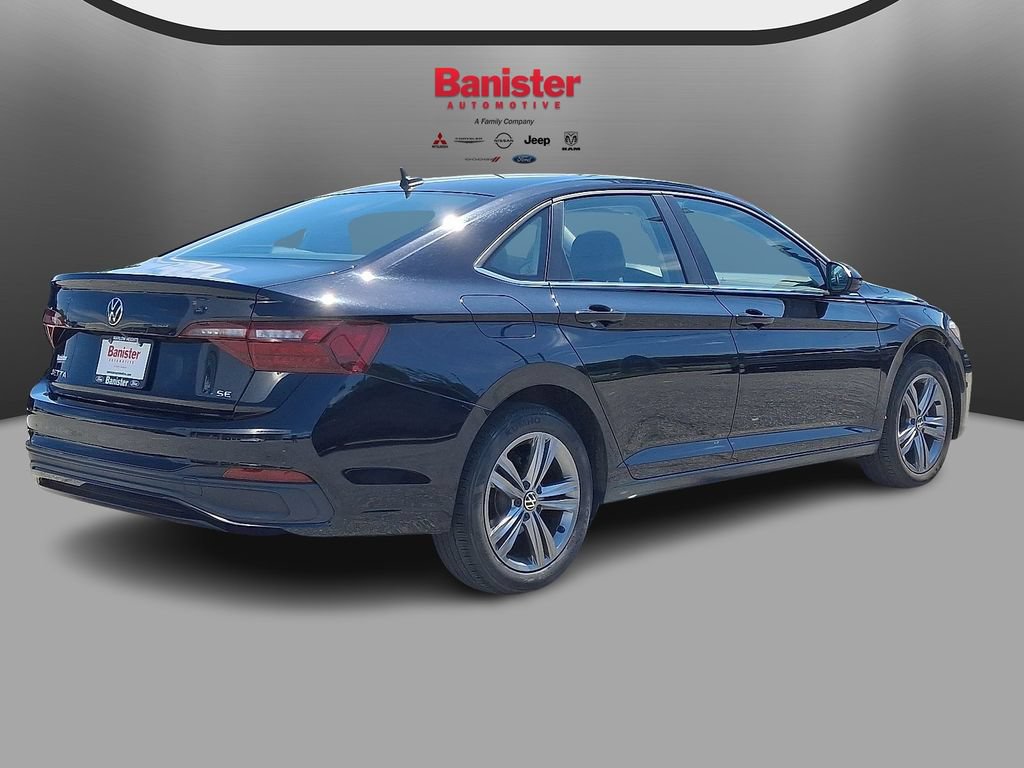 Used 2024 Volkswagen Jetta SE FWD image 4