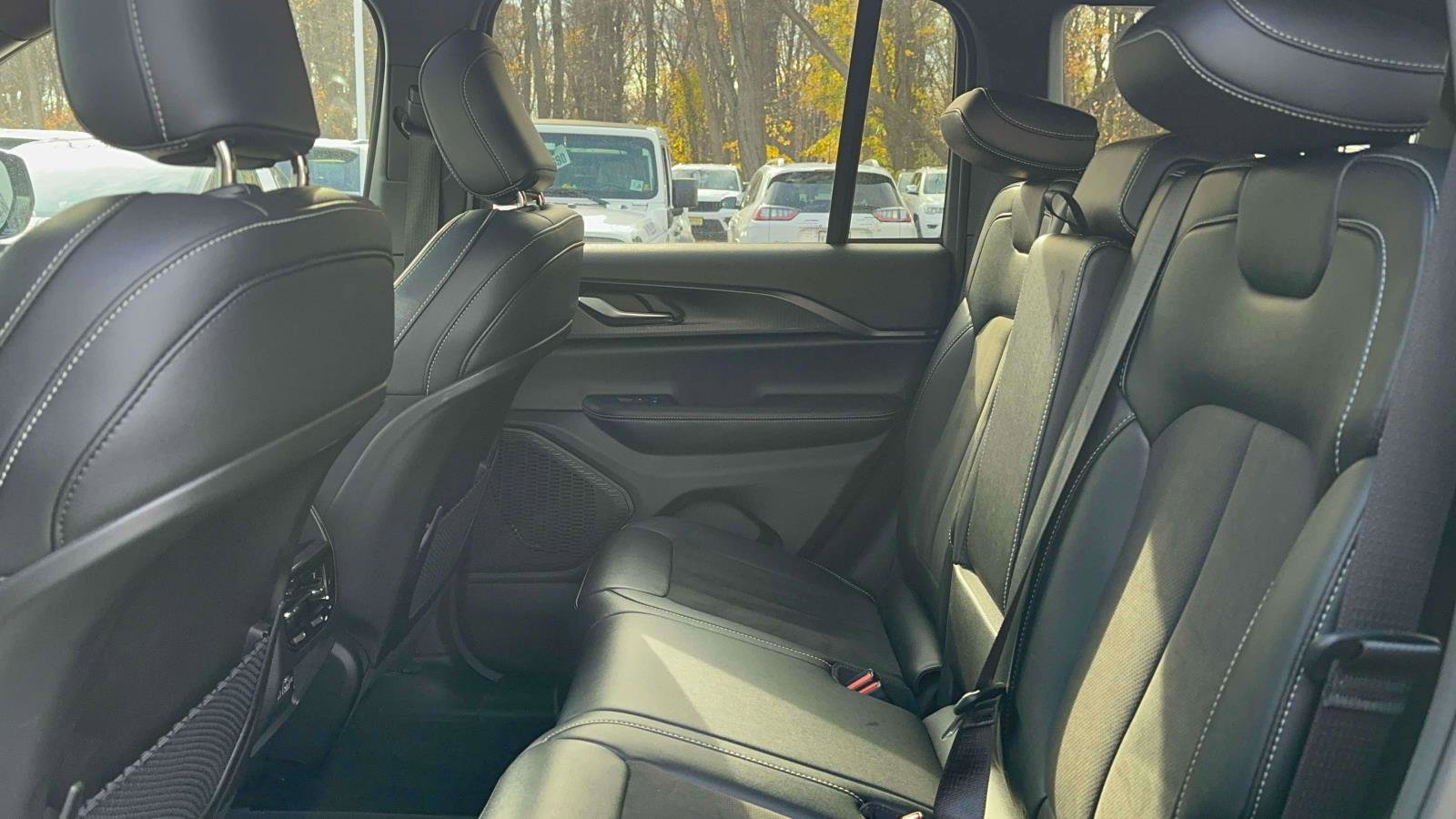 Used 2024 Jeep Grand Cherokee Altitude image 11