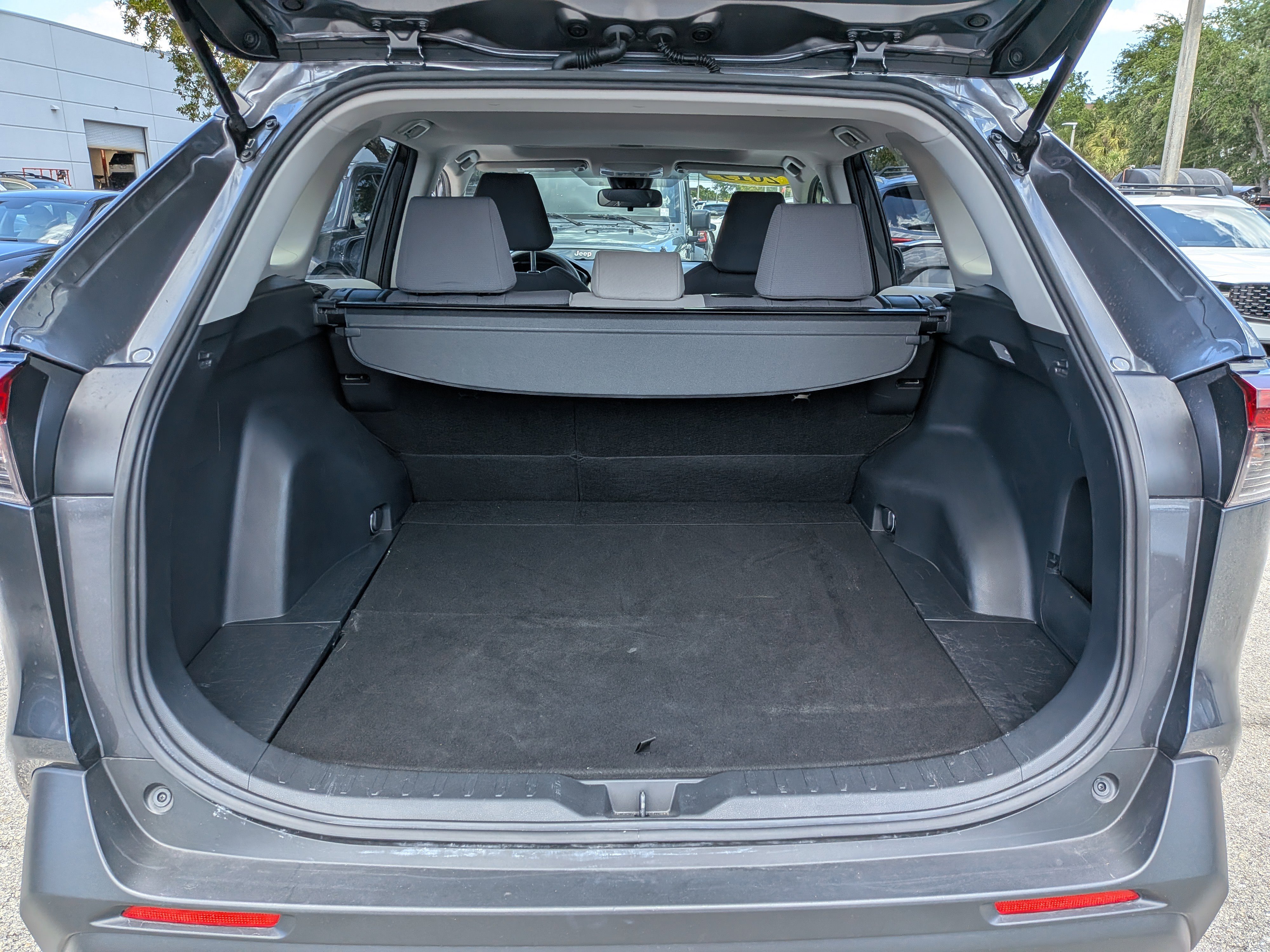 Used 2019 Toyota RAV4 XLE FWD image 13