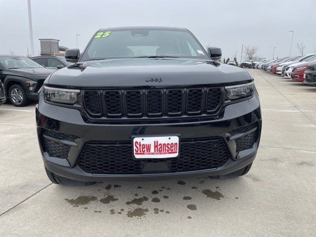 New 2025 Jeep Grand Cherokee Altitude image 9