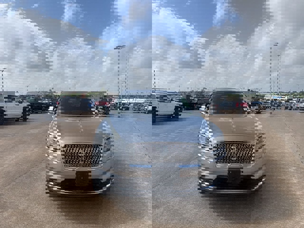 Used 2022 Lincoln Nautilus FWD w/ Premium Package image 4