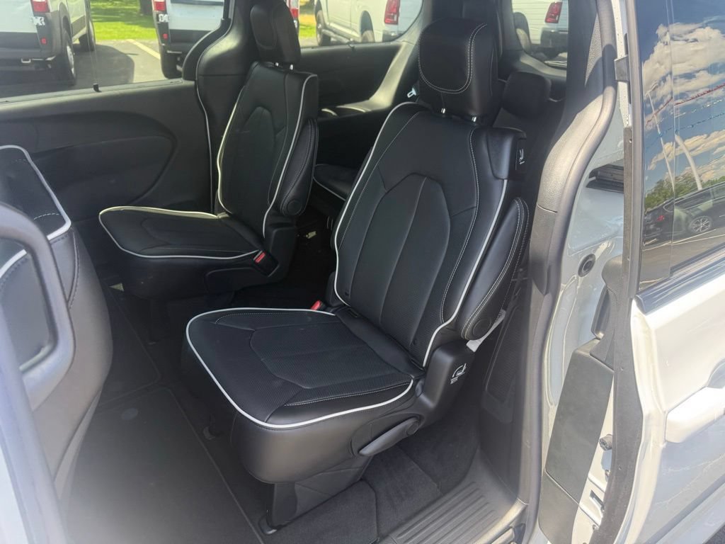 New 2027 Chrysler Pacifica Limited w/ Family Tech Group FWD image 30