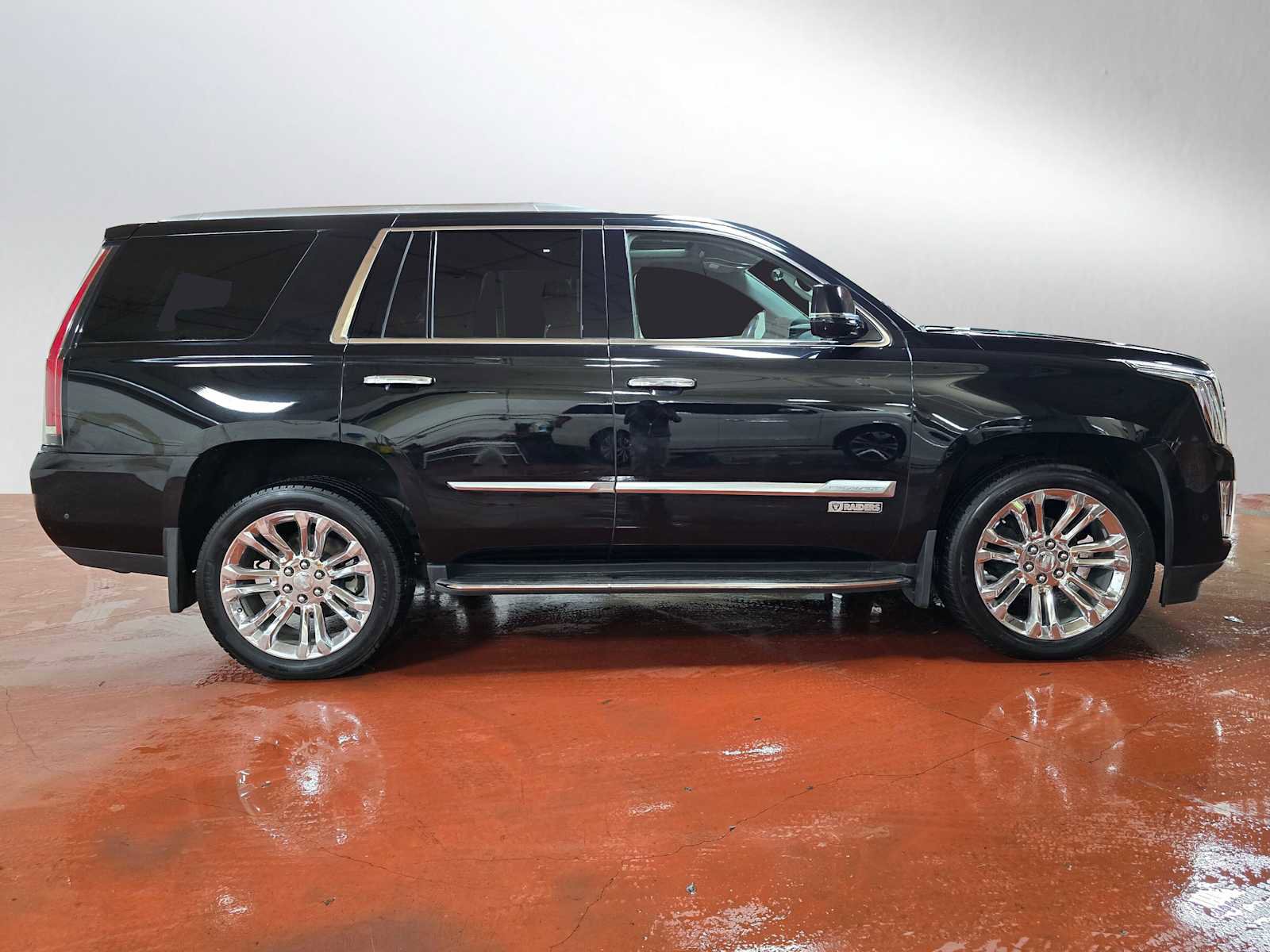Used 2020 Cadillac Escalade Premium Luxury image 2