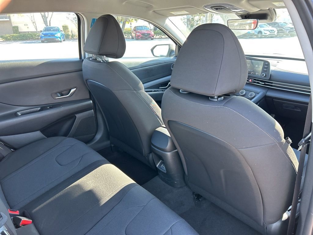 Used 2025 Hyundai Elantra SE image 44
