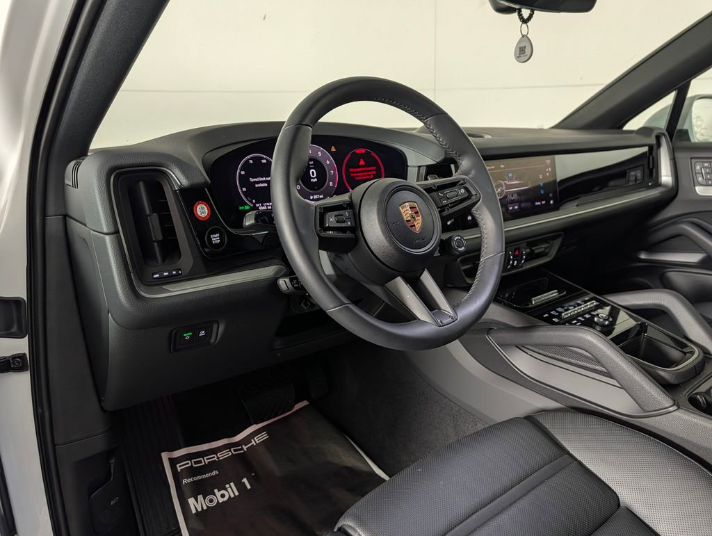 Certified 2025 Porsche Cayenne Coupe image 4
