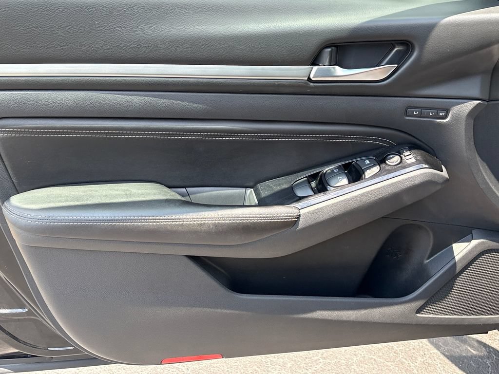 Used 2020 Nissan Altima 2.0 Platinum FWD image 3