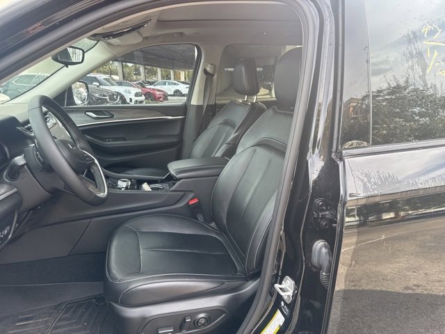 Used 2022 Jeep Grand Cherokee L Limited w/ Black Appearance Package image 12