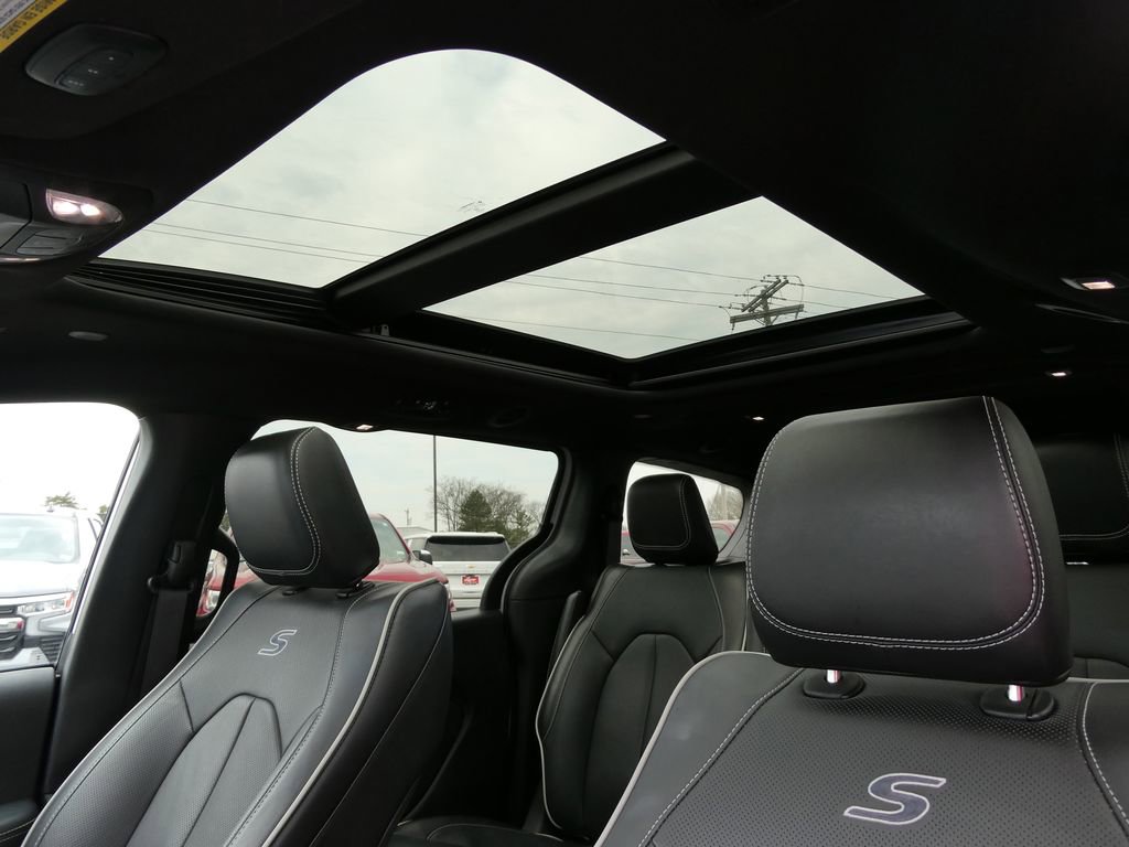 Used 2024 Chrysler Pacifica Premium image 29