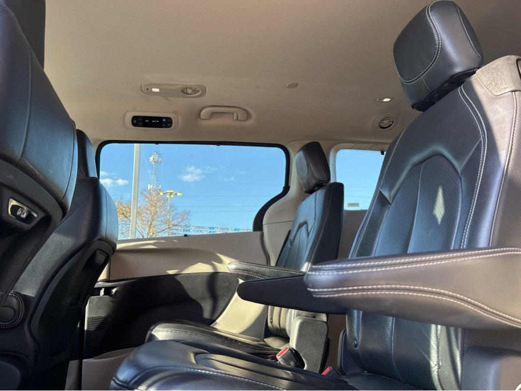 Used 2024 Chrysler Pacifica Touring-L image 17