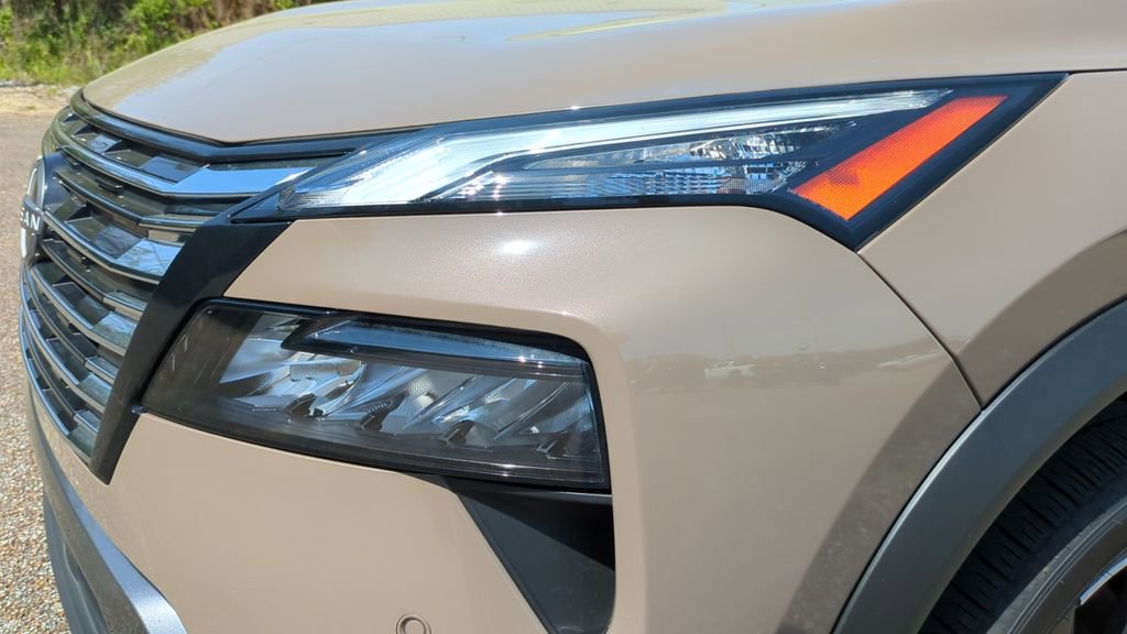 Used 2025 Nissan Rogue SL w/ Tech Package image 9