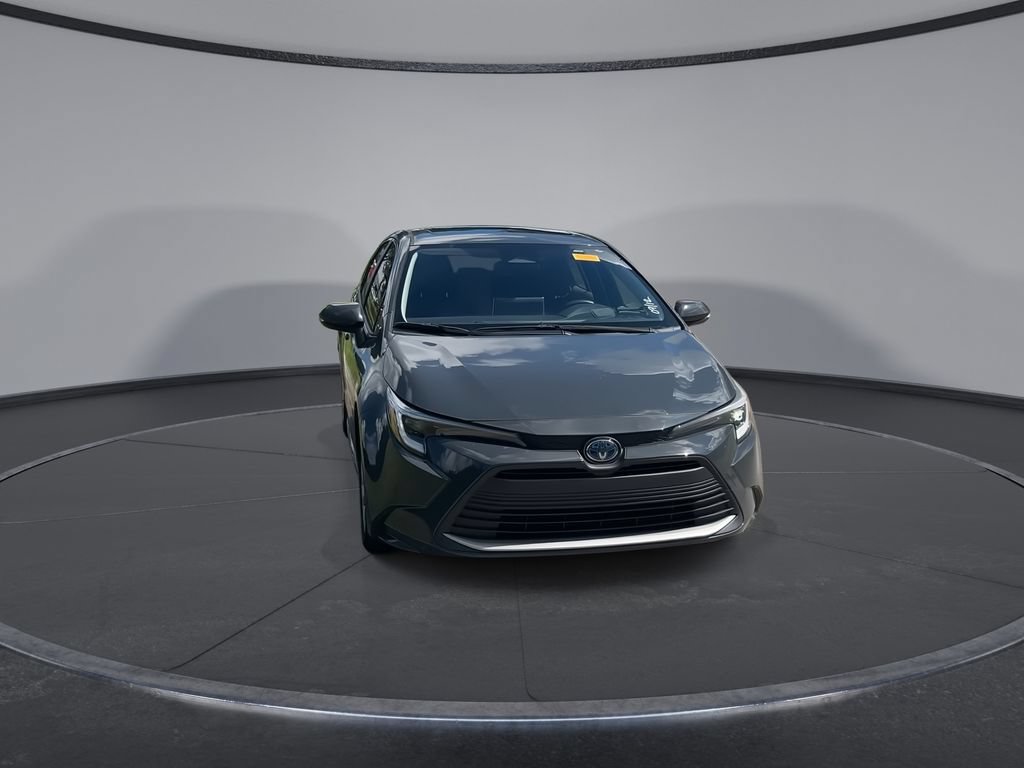 Used 2025 Toyota Corolla XLE FWD image 3