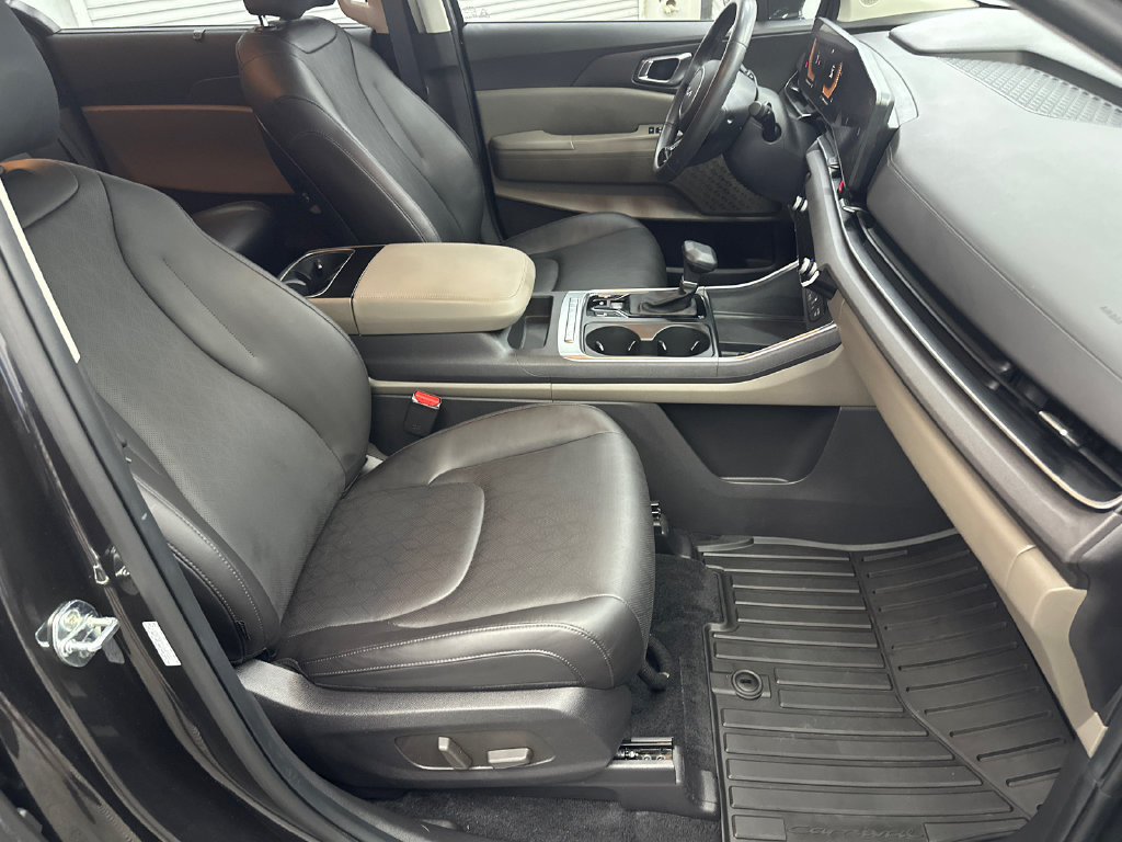 Used 2025 Kia Carnival EX FWD image 15