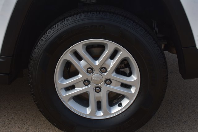 Used 2023 Jeep Grand Cherokee Laredo AWD/4WD image 11