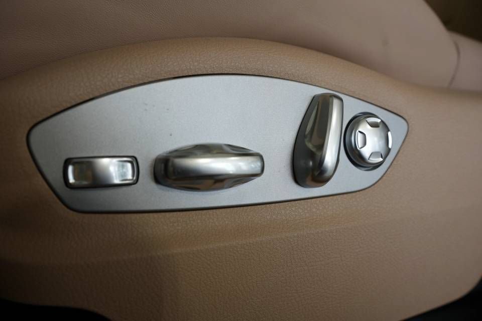Certified 2025 Porsche Macan AWD/4WD image 33