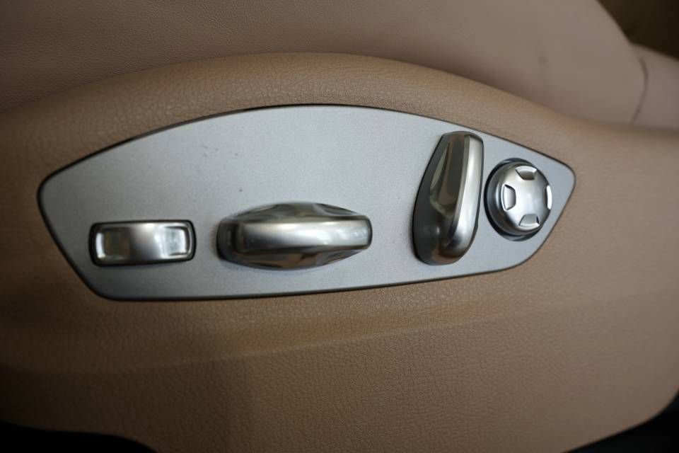 Certified 2025 Porsche Macan AWD/4WD image 33