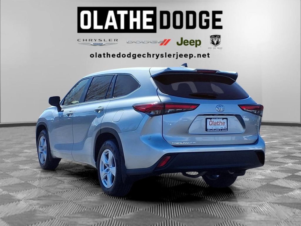 Used 2023 Toyota Highlander L image 3