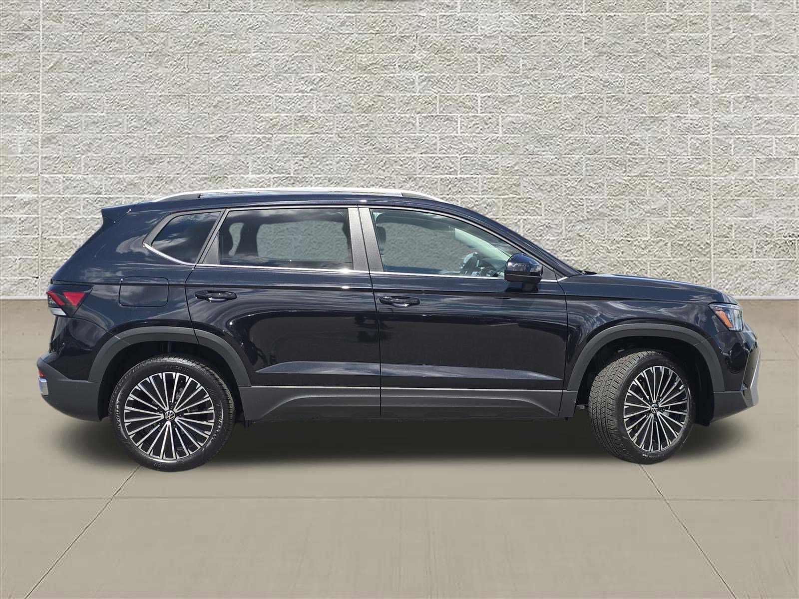 New 2026 Volkswagen Taos SE FWD image 8
