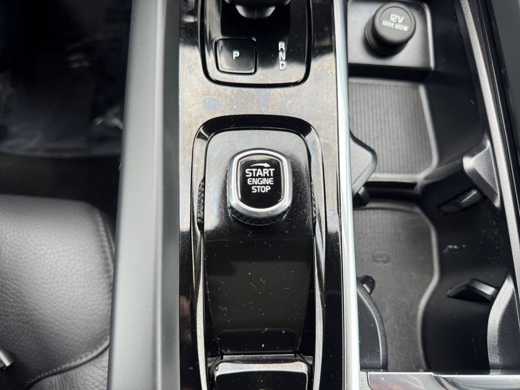 Certified 2025 Volvo XC60 B5 Plus w/ Protection Package Premier AWD/4WD image 17