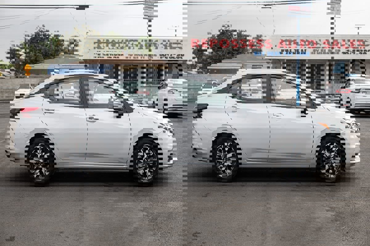 Used 2021 Nissan Versa SV image 5