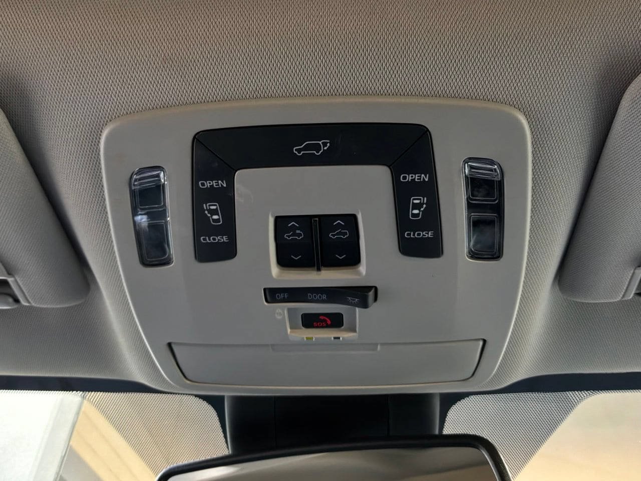 Used 2025 Toyota Sienna XLE FWD image 18
