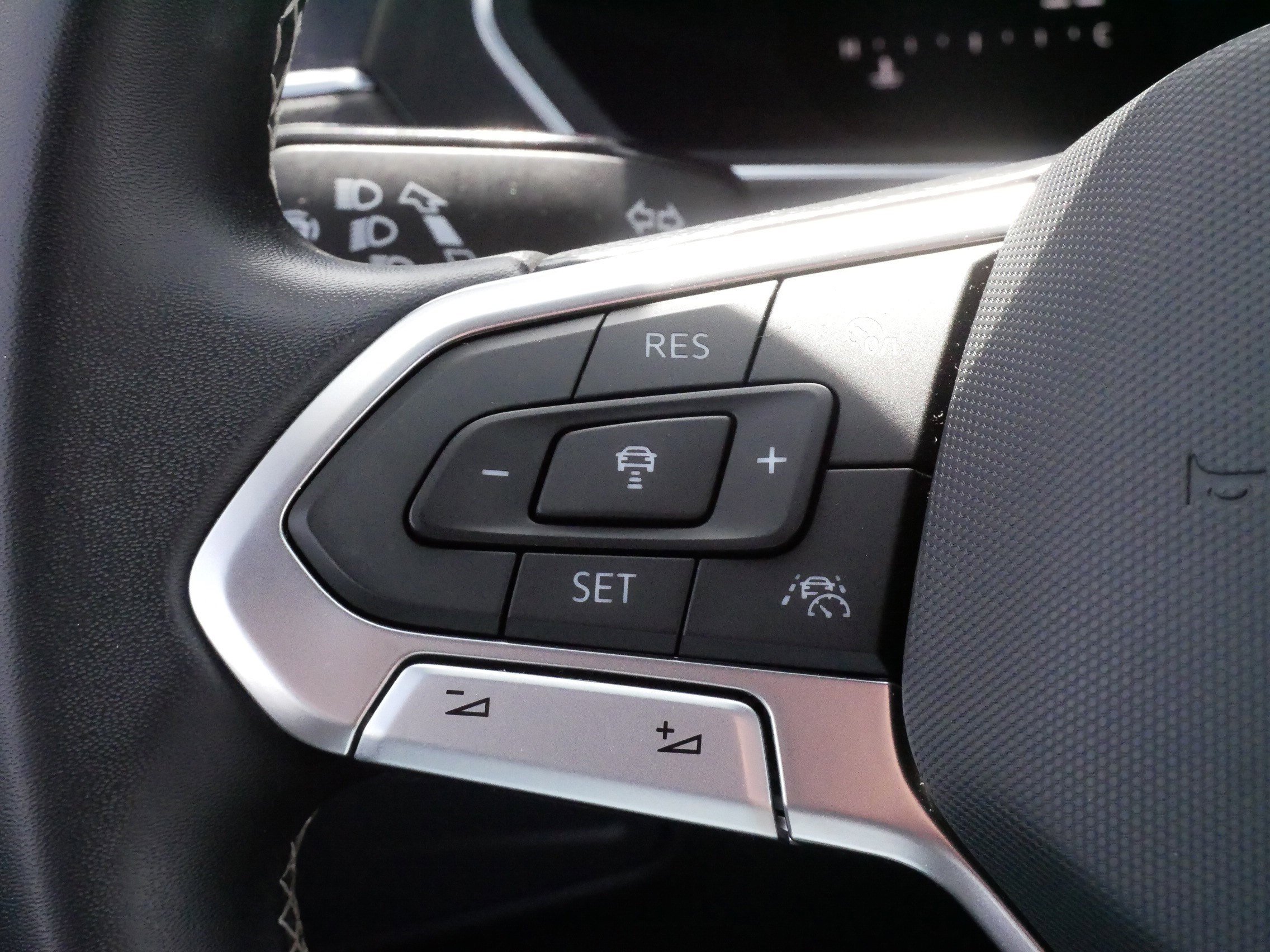 Certified 2023 Volkswagen Tiguan SE R-Line AWD/4WD image 25
