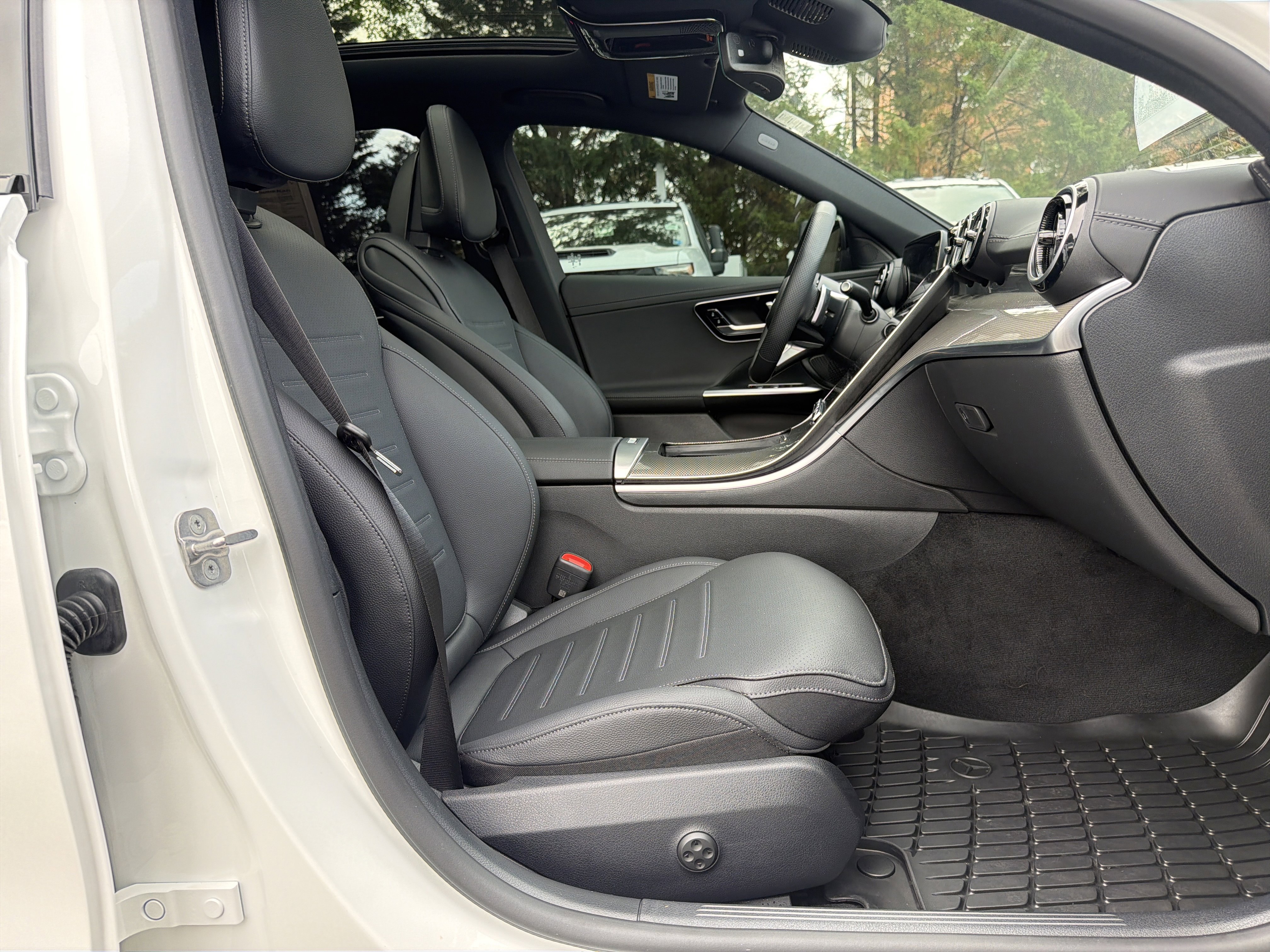 Used 2025 Mercedes-Benz C 300 4MATIC Sedan image 33