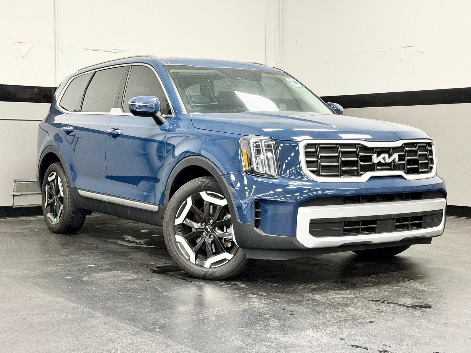Used 2025 Kia Telluride S FWD image 2