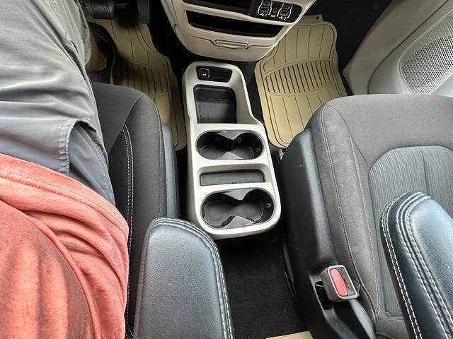 Used 2021 Chrysler Voyager L FWD image 18