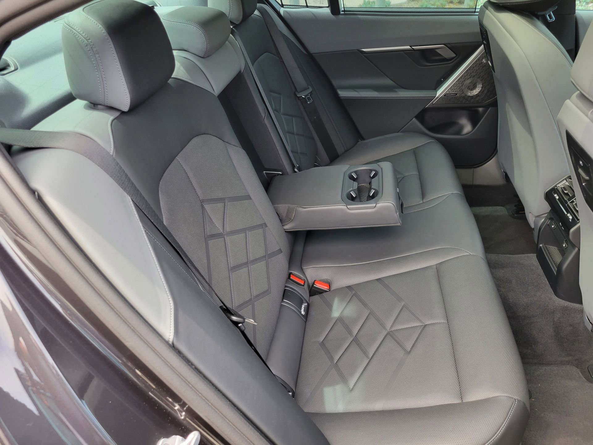 Used 2024 BMW 540i xDrive w/ Executive Package image 30