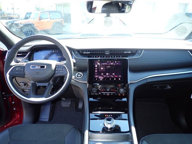 New 2025 Jeep Grand Cherokee Altitude image 14